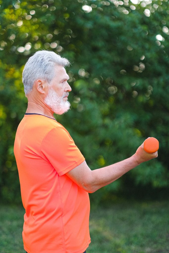 homme sportif faisant du renforcement musculaire